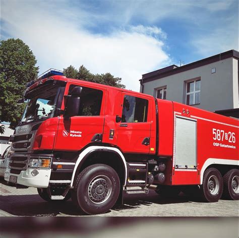 Zdjęcie przedstawiające strażaków OSP Gotartowice prezentujących nowy wóz ratowniczo-gaśniczy Renault D16 4x4.