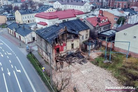 Zawalony budynek mieszkalny po eksplozji na ulicy Rybnej, widok z gruzów