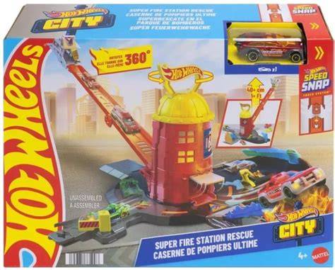Infografika lub zdjęcie zestawu Hot Wheels City Super Remiza Strażacka z samochodami Hot Wheels w akcji