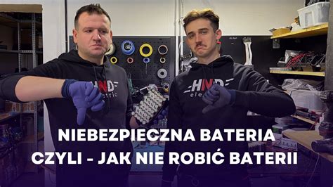 Zdjęcie zwęglonych resztek baterii litowo-jonowych po pożarze