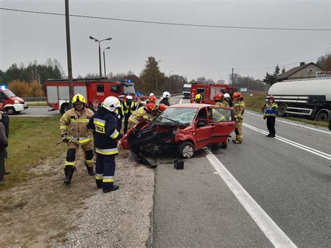 Fotografia przedstawiająca płonącą naczepę ciężarówki na drodze krajowej nr 32, widoczne kłęby dymu i strażacy w akcji