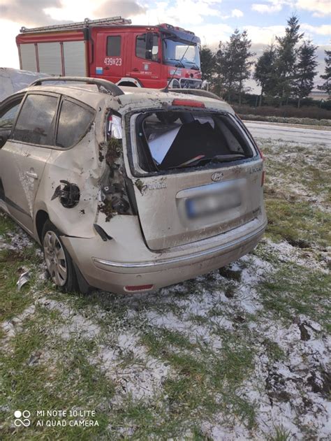 Zdjęcie doszczętnie spalonego samochodu osobowego na poboczu drogi, widoczne ślady po ogniu