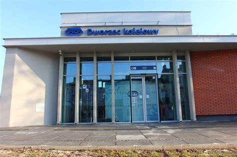 Zdjęcie handlowej ulicy w Koluszkach z widocznymi lokalami użytkowymi