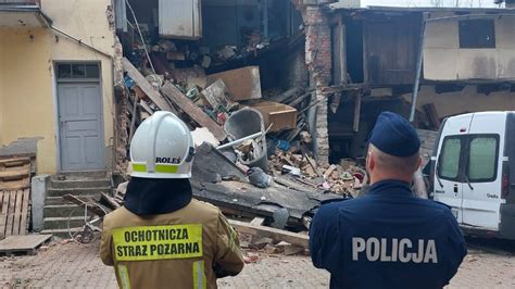 ludzie w panice, osoba zachowująca spokój podczas pożaru