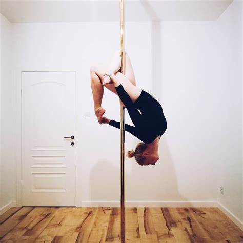 Tematyczne zdjęcie pole dance z osobą wykonującą figurę na rurce