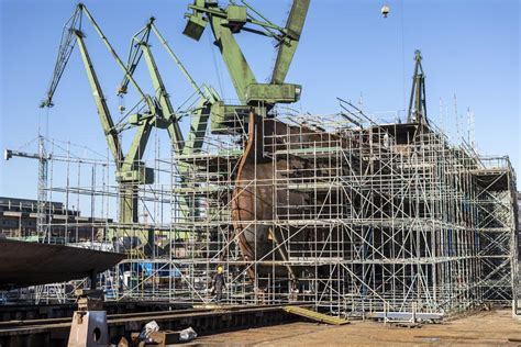 Zdjęcie rusztowań otaczających katedrę podczas procesu odbudowy