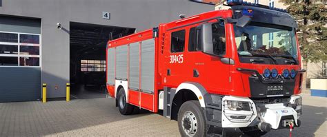 Zdjęcie przedstawiające ciężki samochód gaśniczy Jelcz GCBA 6/32 w akcji lub na tle remizy