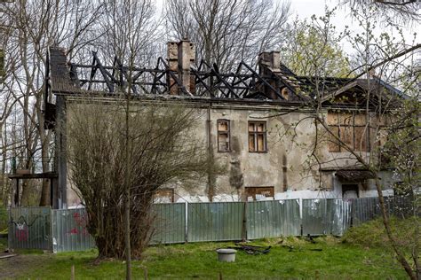 Fotografia dworu w Wytownie po pożarze, ukazująca zniszczone ściany