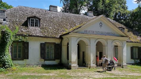 Archiwalne zdjęcie dworu w Wytownie z lat 90. XX wieku, gdy funkcjonował jako ośrodek kolonijny