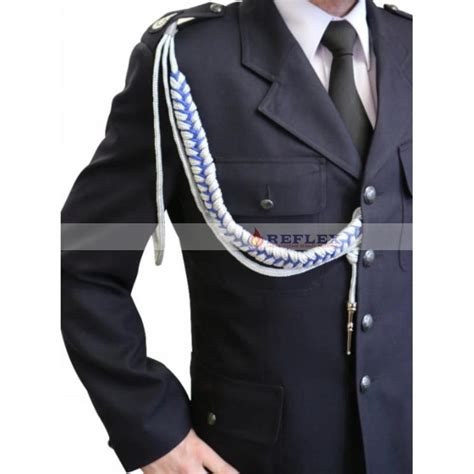 Tematyczne zdjęcie munduru galowego policjanta ze sznurem