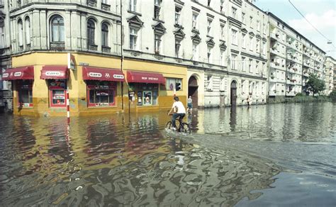 Zalane ulice Wrocławia podczas Powodzi Tysiąclecia