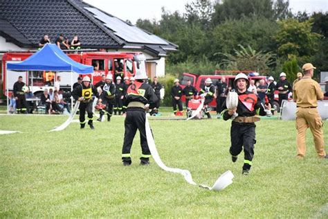 Uczestnicy zawodów sportowo-pożarniczych w Perzowie