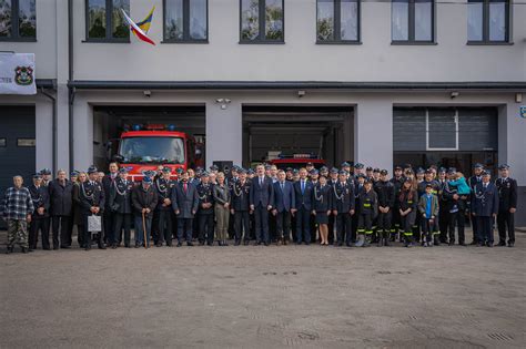 Zdjęcie z uroczystości obchodów 120-lecia OSP Grodzisko z uczestnikami apelu