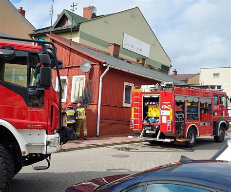 Zdjęcie hali objętej pożarem przy ulicy Dworcowej w Skarszewach z widoczną akcją gaśniczą straży pożarnej
