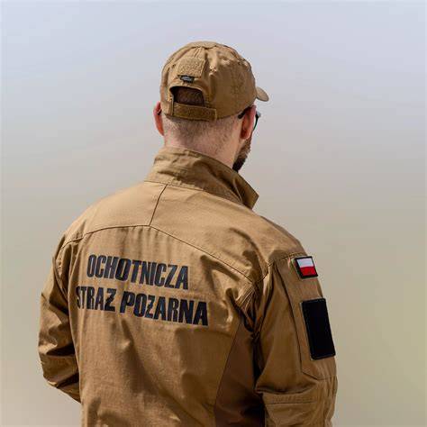 Ilustracja przedstawiająca strażaka OSP z widocznym, dyskretnym tatuażem na przedramieniu, ubrany w mundur koszarowy