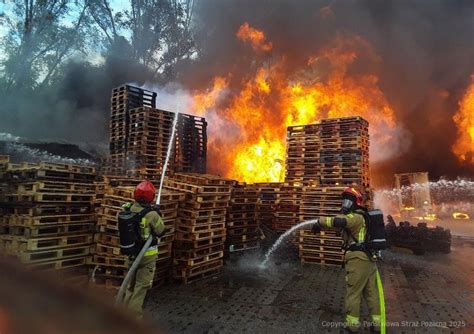 Zdjęcie z akcji gaśniczej pożaru składowiska palet