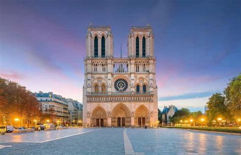 Infografika przedstawiająca etapy odbudowy katedry Notre-Dame