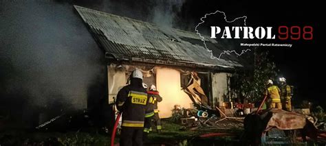 Strażacy w akcji gaszenia płonącego domu mieszkalnego w nocy