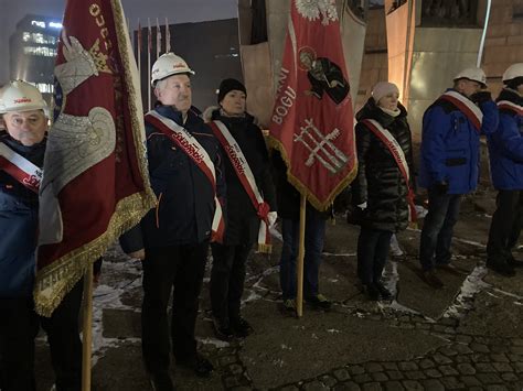 Wojewoda pomorski Dariusz Drelich i Minister Piotr Müller wręczający promesy przedstawicielom OSP