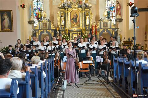 zdjęcie kapelmistrza dyrygującego orkiestrą