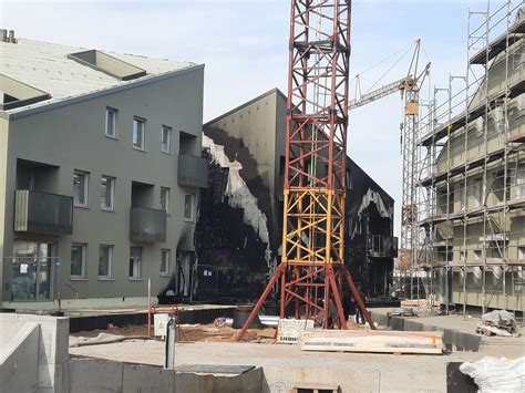 Uszkodzona elewacja budynków na terenie dawnej cukrowni po pożarze