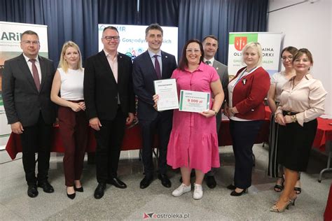 Zdjęcie przedstawiające wręczenie symbolicznych czeków przedstawicielom OSP i KGW