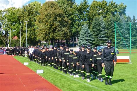 zdjęcie przedstawiające młodzież z MDP w strojach strażackich podczas szkolenia lub ćwiczeń