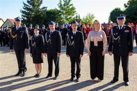 zdjęcie młodzieży z MDP OSP Stary Brus z pucharem lub podczas ceremonii wręczenia nagród