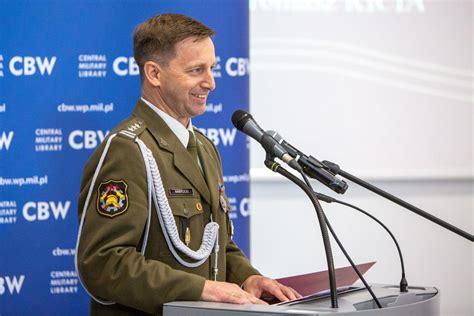 zdjęcie ciężkiego lotniskowego samochodu ratowniczo-gaśniczego Wojskowej Ochrony Przeciwpożarowej