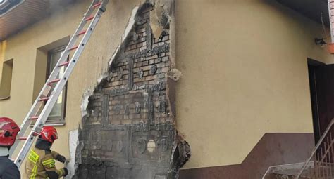 Zdjęcie zniszczonego przez ogień kosza na śmieci i elewacji budynku jednorodzinnego