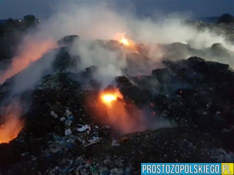Panorama płonącego wysypiska śmieci w Studziankach