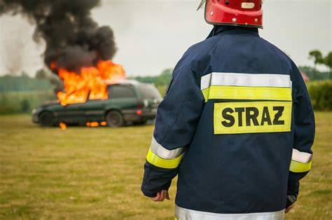 Tematyczne zdjęcie strażaka ratującego dziecko z pożaru