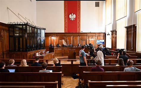 Zdjęcie przedstawiające salę rozpraw sądowych lub budynek sądu