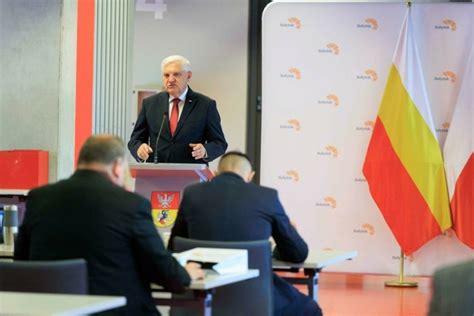 zdjęcie prezydenta Białegostoku Tadeusza Truskolaskiego podczas briefingu prasowego