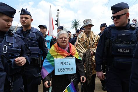 zdjęcie płonącego balkonu w Warszawie z flagą LGBT i banerem 