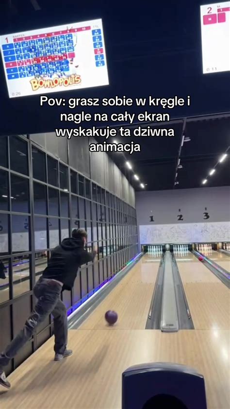 Strażacy w mundurach grający w kręgle podczas turnieju