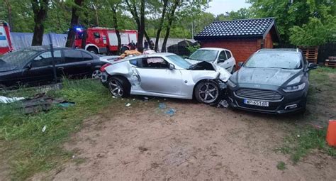 Zniszczone samochody po pożarze w nocy
