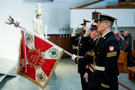 zdjęcie pogrzebu strażaka z asystą honorową i flagą na trumnie