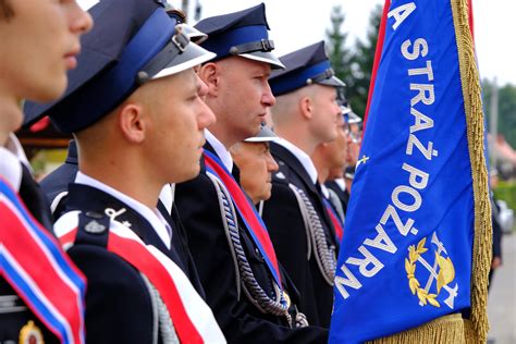 zdjęcie strażaków OSP w pełnym umundurowaniu podczas uroczystości