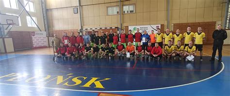 Zdjęcie z futsalowych mistrzostw strażaków w Płońsku