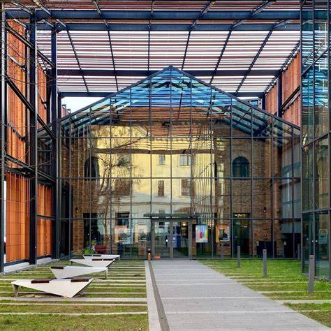 Nowoczesna i jasna przestrzeń biblioteki w budynku OSP.