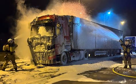 Widoczne kłęby dymu unoszące się nad miejscem pożaru samochodu.