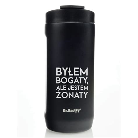 Zestaw kubków termicznych w różnych kolorach i kształtach, na jednym z nich grawer przedstawiający symbole strażackie