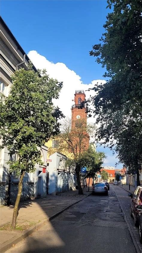 Zabytkowy budynek Klubu „Stara Remiza” przy ul. Żabiej 8 we Włocławku z charakterystyczną wieżą obserwacyjną.