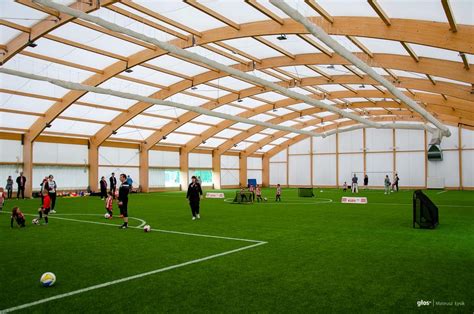 Piłkarze LKS Strażak Rączna na tle nowego boiska w Cracovia Training Center