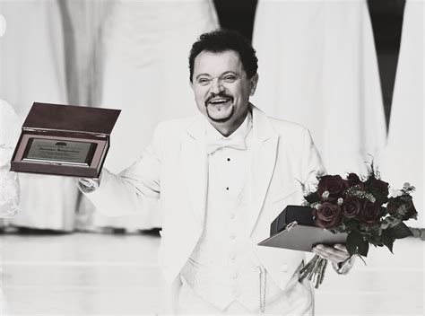 Portret prof. dr hab. Janusza Ratajczaka, znanego tenora