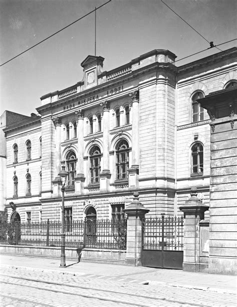 Historyczny budynek OSP przed lub w trakcie modernizacji na galerię sztuki