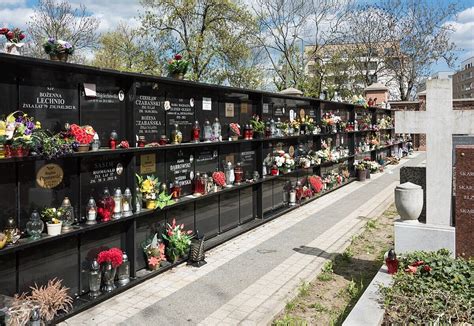 Uszkodzone kolumbarium na cmentarzu w Jaworznie, widoczne ślady pożaru spowodowanego zniczem