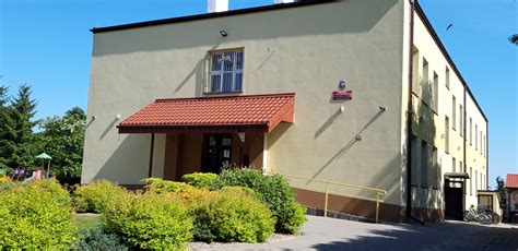 Zdjecie archiwalne przedstawiające drewnianą remizę strażacką w Brzeźnicy