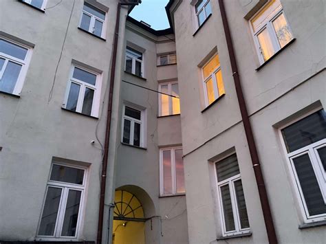 Zdjęcie spalonego toi-toia i okopconej ściany kamienicy przy ul. Solankowej